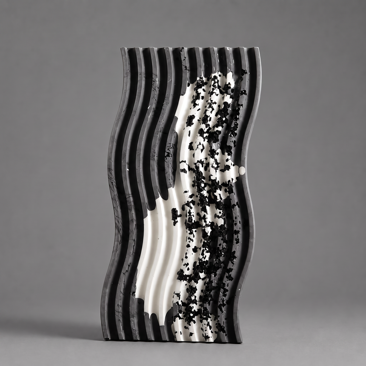 Decorative wavy organizer tray for small accessories.