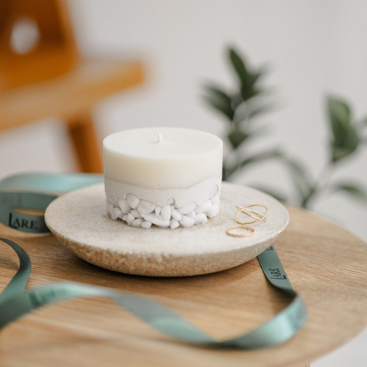 Cylindrical Sculptural Scented Candle – White